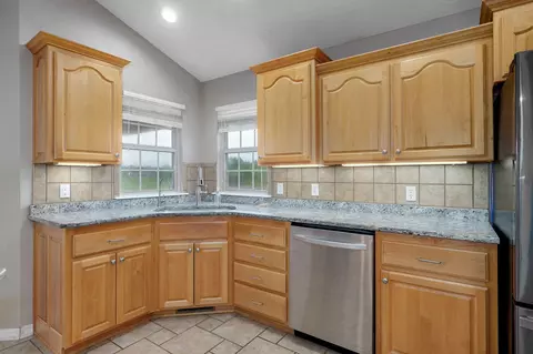 Kitchen - 3582 N Thistlewood Ct, Springfield, MO 65803 photo 2 of 4