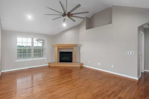Living - 3582 N Thistlewood Ct, Springfield, MO 65803 photo 2 of 11
