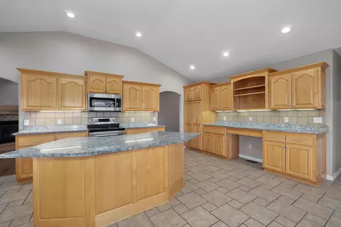 Kitchen - 3582 N Thistlewood Ct, Springfield, MO 65803 photo 3 of 4
