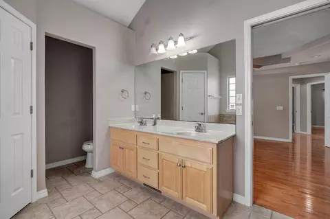 Bath - 3582 N Thistlewood Ct, Springfield, MO 65803 photo 2 of 5