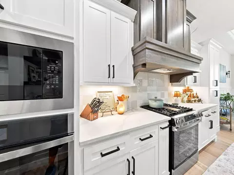 Kitchen - 3925 E Woodhue St, Springfield, MO 65802 photo 1 of 7