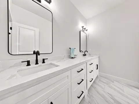 Bath - 3925 E Woodhue St, Springfield, MO 65802 photo 8 of 8