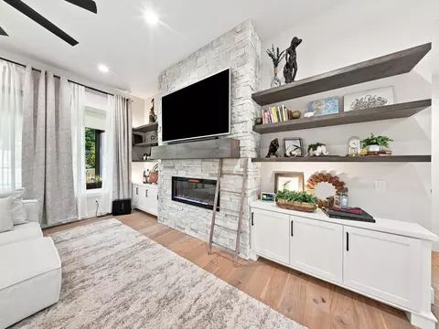 Living - 3925 E Woodhue St, Springfield, MO 65802 photo 4 of 5