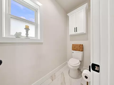 Bath - 3925 E Woodhue St, Springfield, MO 65802 photo 5 of 8