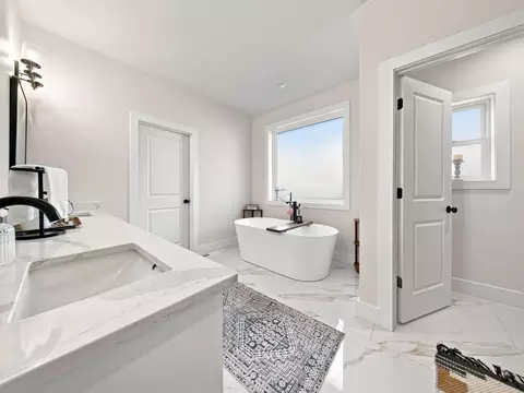 Bath - 3925 E Woodhue St, Springfield, MO 65802 photo 1 of 8