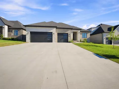 Exterior - 3925 E Woodhue St, Springfield, MO 65802 photo 4 of 17