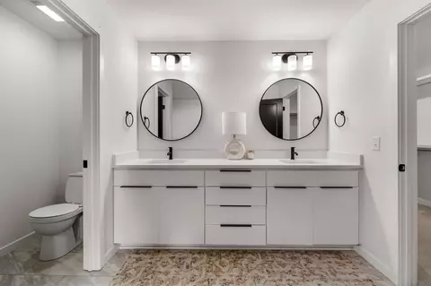 Bath - 1365 W Gaslight Dr, Springfield, MO 65810 photo 4 of 5