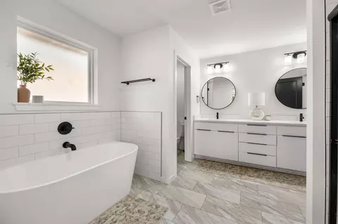 Bath - 1365 W Gaslight Dr, Springfield, MO 65810 photo 3 of 5