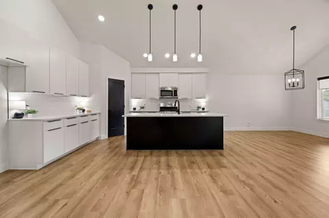 Kitchen - 1365 W Gaslight Dr, Springfield, MO 65810 photo 1 of 4