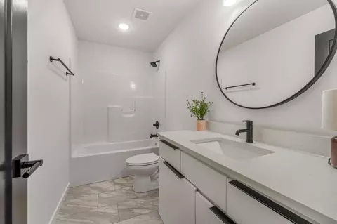 Bath - 1365 W Gaslight Dr, Springfield, MO 65810 photo 5 of 5