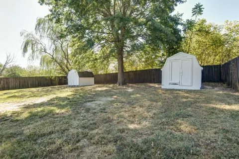 Exterior - 210 E Robin Rd, Clever, MO 65631 photo 3 of 6
