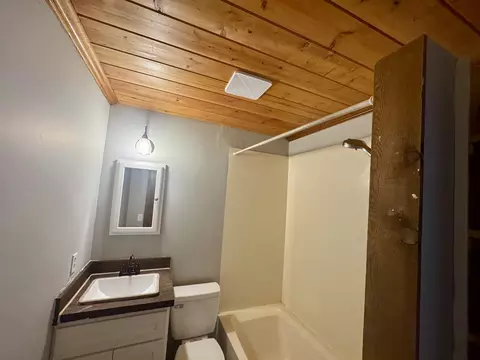 Bath - 1411 W Lynn St, Springfield, MO 65802 photo 1 of 2
