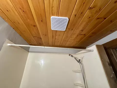 Bath - 1411 W Lynn St, Springfield, MO 65802 photo 2 of 2