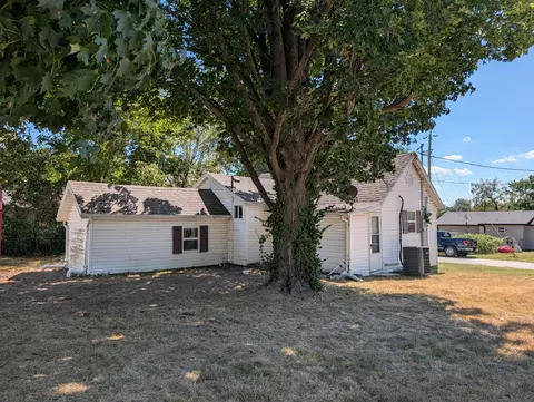 Exterior - 1001 E Chestnut St, Bolivar, MO 65613 photo 3 of 3