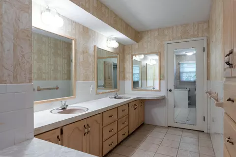 Bath - 4008 W Grimes St, Springfield, MO 65802 photo 2 of 4