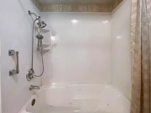 Bath - 4008 W Grimes St, Springfield, MO 65802 photo 3 of 4