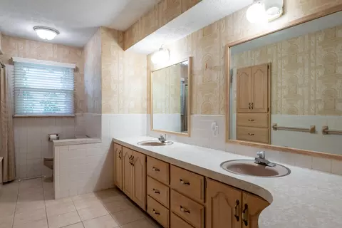 Bath - 4008 W Grimes St, Springfield, MO 65802 photo 1 of 4