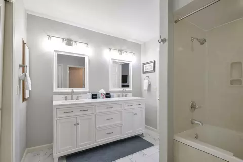 Bath - 350 S Wildwood Dr #E6, Branson, MO 65616 photo 3 of 4