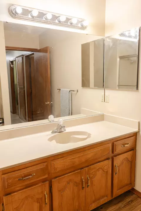 Bath - 2099 W Nottingham St, Springfield, MO 65810 photo 5 of 6