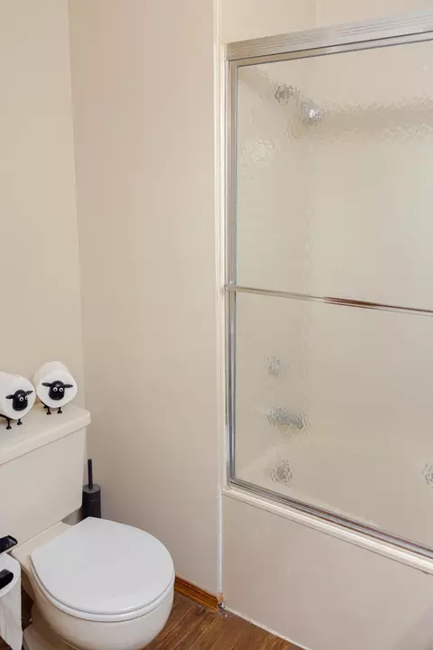 Bath - 2099 W Nottingham St, Springfield, MO 65810 photo 6 of 6