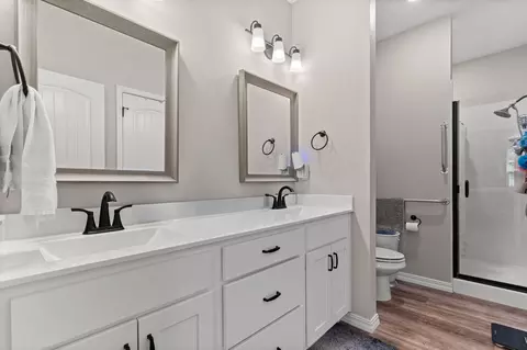 Bath - 49 E Pine Ln, Reeds Spring, MO 65737 photo 1 of 3