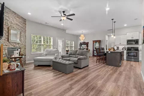 Entry Way - 49 E Pine Ln, Reeds Spring, MO 65737 photo 1 of 2