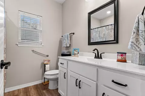 Bath - 49 E Pine Ln, Reeds Spring, MO 65737 photo 2 of 3