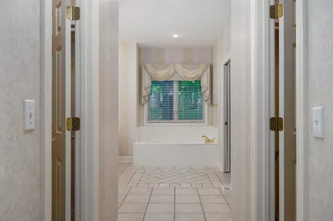 Entry Way - 2441 S Forrest Heights Ave, Springfield, MO 65809 photo 2 of 3