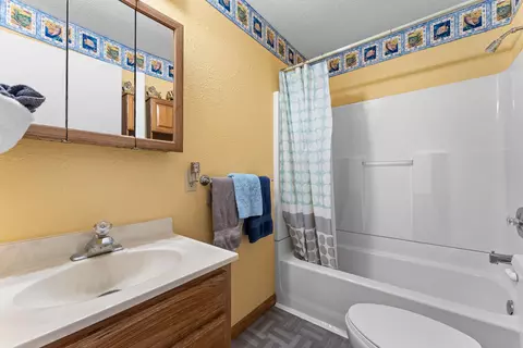 Bath - 582 Washington Rd, Shell Knob, MO 65747 photo 2 of 3