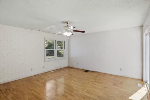 Living - 734 S Spruce St, Buffalo, MO 65622 photo 5 of 6