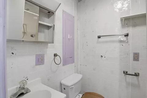 Bath - 734 S Spruce St, Buffalo, MO 65622 photo 2 of 3