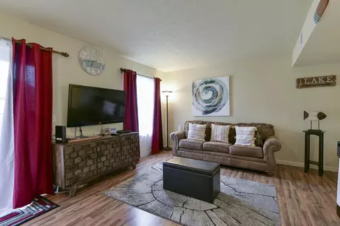Living - 520 Abby Ln #2, Branson, MO 65616 photo 2 of 3