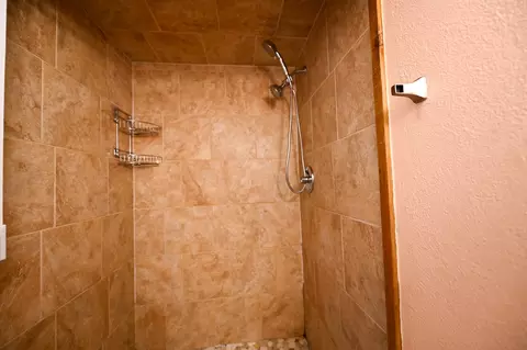 Bath - 184 S Heatherwood Rd, Shell Knob, MO 65747 photo 1 of 4