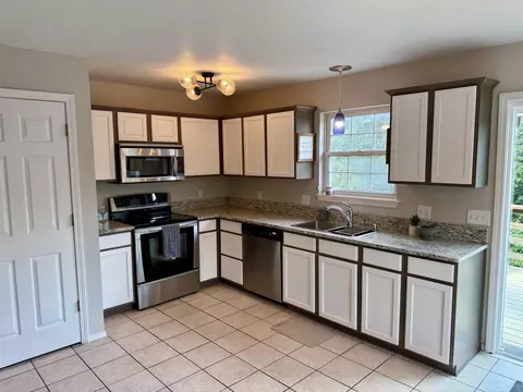 Kitchen - 187 Jessi Rd, Forsyth, MO 65653 photo 2 of 4