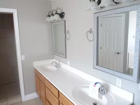 Bath - 1209 S 21st Ave, Ozark, MO 65721 photo 5 of 7