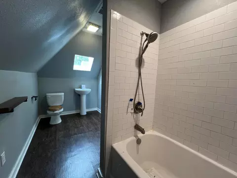 Bath - 2026 N Franklin Ave, Springfield, MO 65803 photo 3 of 3