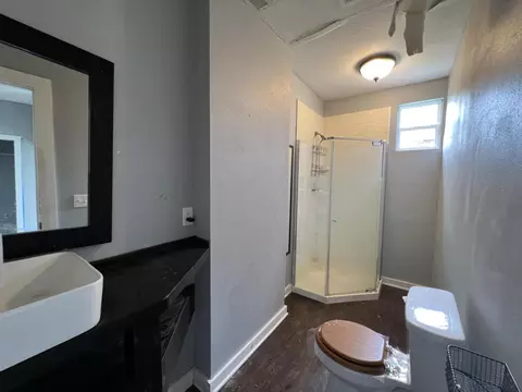 Bath - 2026 N Franklin Ave, Springfield, MO 65803 photo 2 of 3