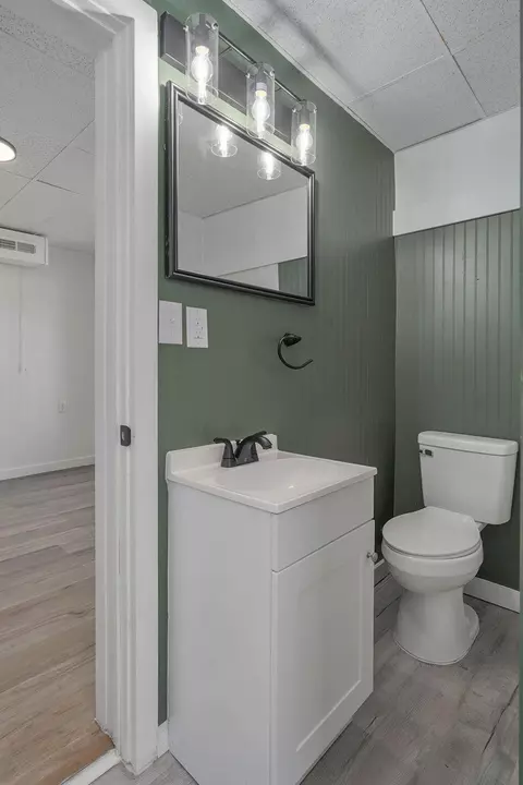 Bath - 2423 W Olive St, Springfield, MO 65802 photo 2 of 2