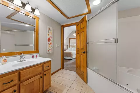 Bath - 349 Willow Oak Ln, Branson, MO 65616 photo 6 of 10