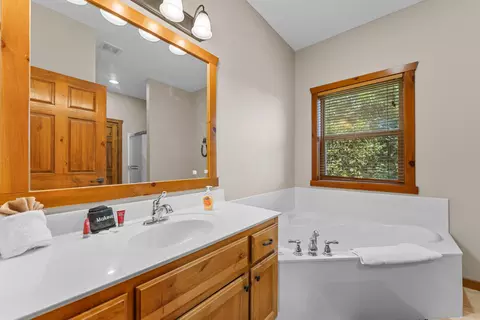 Bath - 349 Willow Oak Ln, Branson, MO 65616 photo 10 of 10
