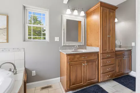Bath - 4446 Findley Rd, Macomb, MO 65702 photo 3 of 5