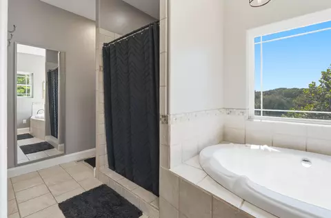 Bath - 4446 Findley Rd, Macomb, MO 65702 photo 2 of 5