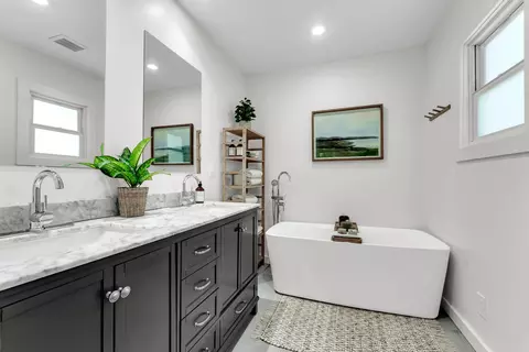 Bath - 1261 E University St, Springfield, MO 65804 photo 4 of 4