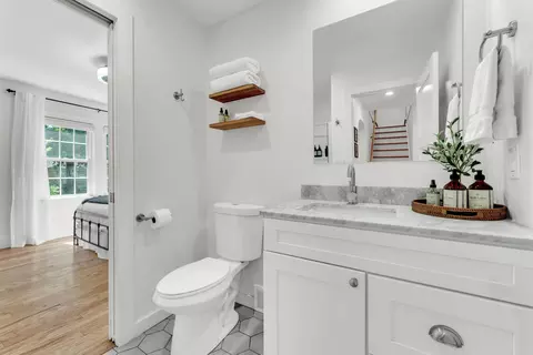 Bath - 1261 E University St, Springfield, MO 65804 photo 2 of 4
