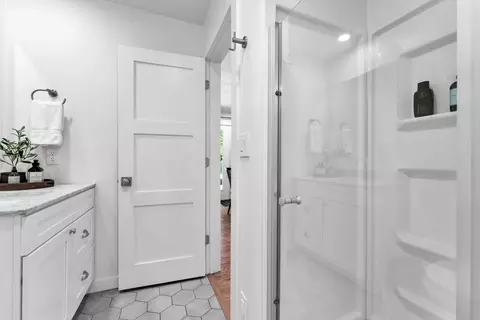 Bath - 1261 E University St, Springfield, MO 65804 photo 3 of 4