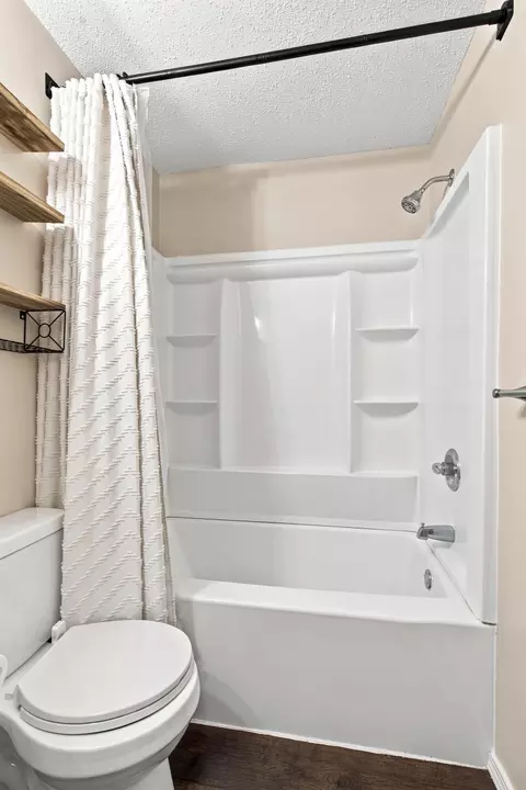 Bath - 316 S Duke Ave, Springfield, MO 65802 photo 2 of 3