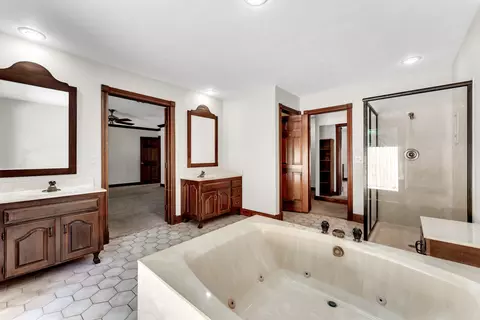 Bath - 6317 S Glenridge Dr, Springfield, MO 65804 photo 1 of 4