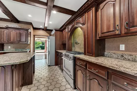 Kitchen - 6317 S Glenridge Dr, Springfield, MO 65804 photo 3 of 4