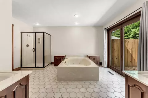 Bath - 6317 S Glenridge Dr, Springfield, MO 65804 photo 2 of 4