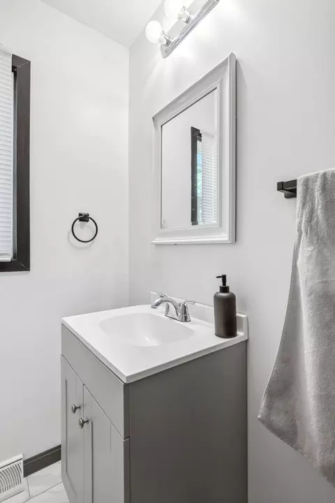 Bath - 1201 W Edgewood St, Springfield, MO 65807 photo 3 of 4